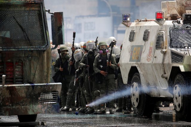 La fuerte represión de la GN contra la Marcha de Los Libertadores. REUTERS/Carlos Barria