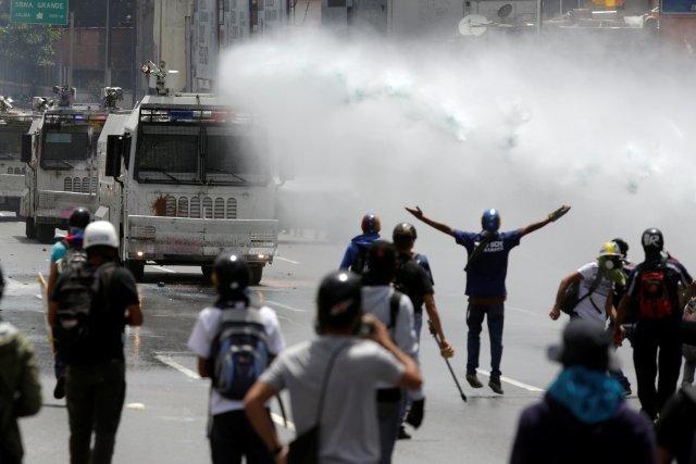 La fuerte represión de la GN contra la Marcha de Los Libertadores. REUTERS/Marco Bello