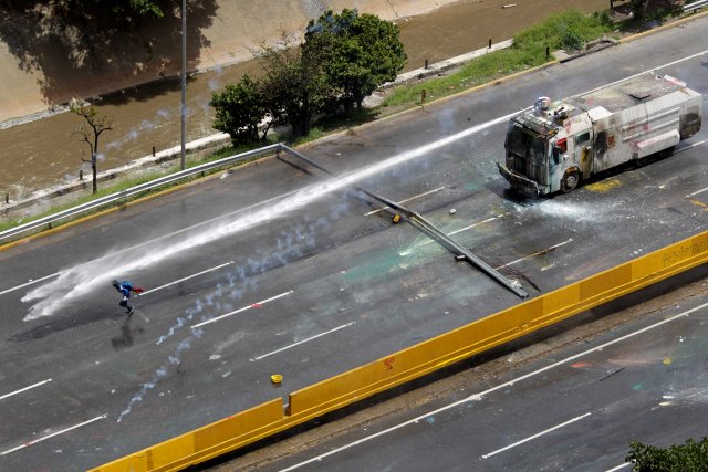 La fuerte represión de la GN contra la Marcha de Los Libertadores. REUTERS/Christian Veron