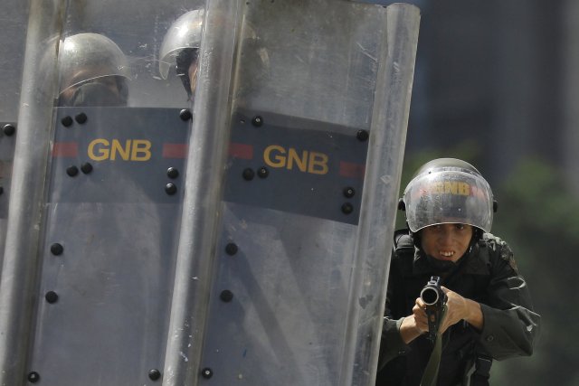 La fuerte represión de la GN contra la Marcha de Los Libertadores. REUTERS/Carlos Barria