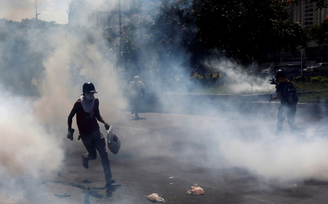 Cuerpos de seguridad no dan tregua y arremetieron con gases contra los estudiantes. REUTERS/Carlos Garcia Rawlins