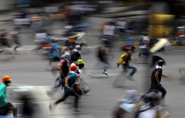 Cuerpos de seguridad no dan tregua y arremetieron con gases contra los estudiantes. REUTERS/Carlos Barria