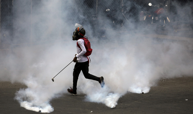 Cuerpos de seguridad no dan tregua y arremetieron con gases contra los estudiantes. REUTERS/Carlos Barria