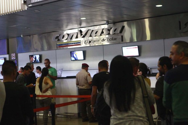 Pasajeros en el aeropuerto de Maiquetía (Foto AVN)