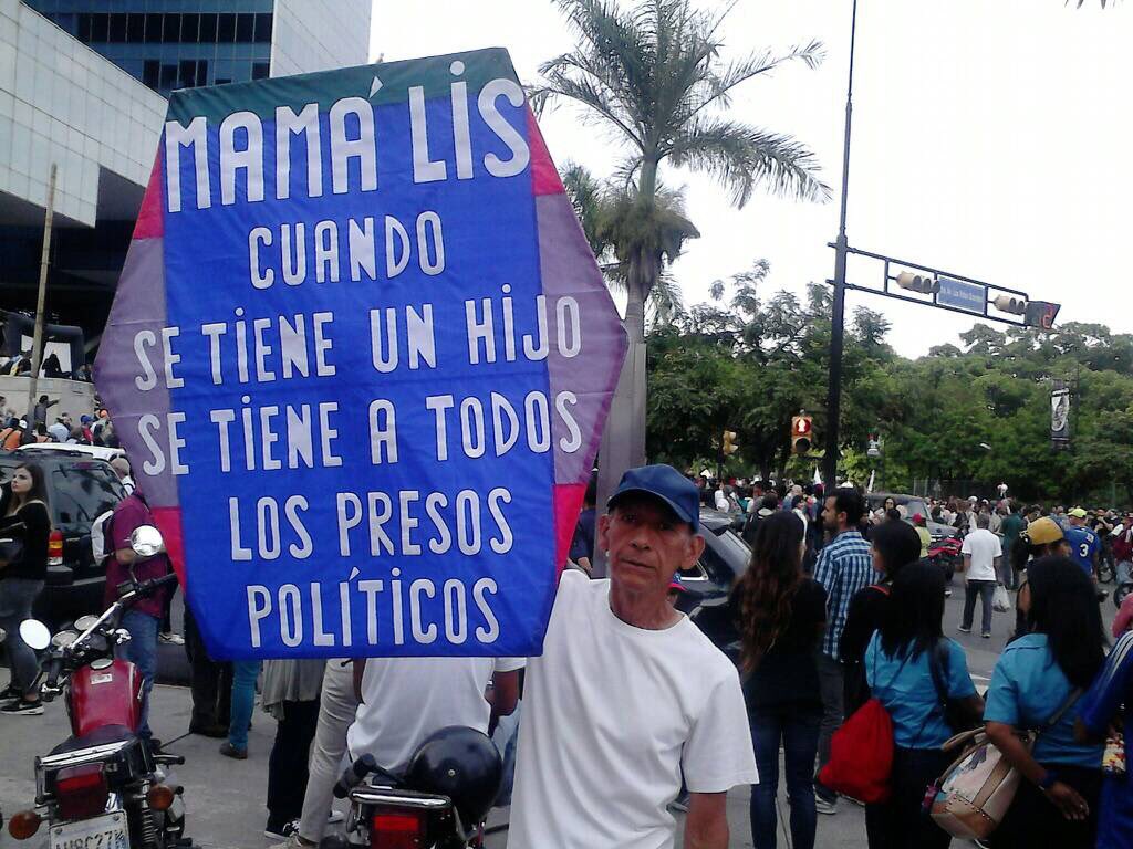 El señor del papagayo participa en la concentración de las luces #17May