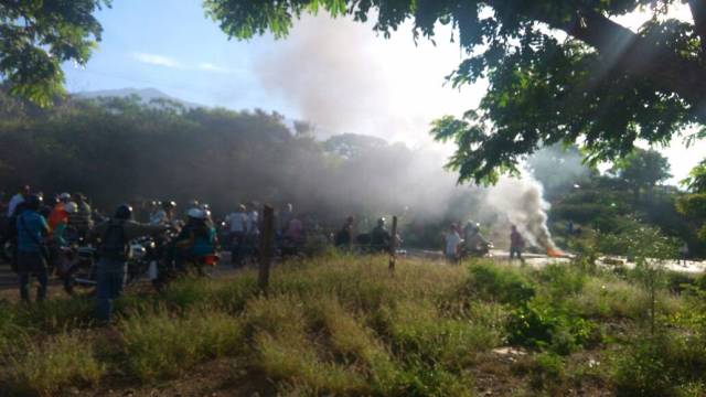 Foto: Protesta en la entrada de San Juan de Lagunillas en Mérida / Leonardo León