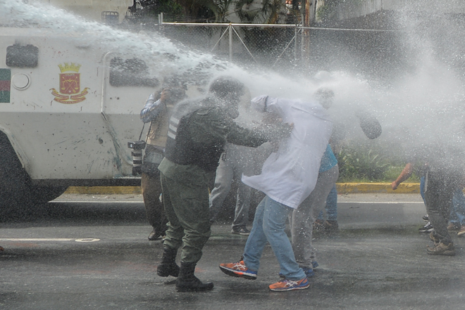 Así fue como la “gloriosa” GNB acorraló a los médicos en la Fajardo este #22May (Fotos + Video)