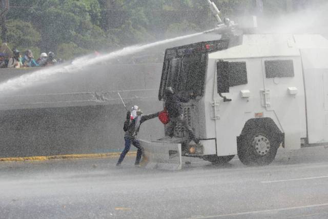 La resistencia no cede ante la brutal represión de la GN en la Fajardo. Foto: Régulo Gómez / LaPatilla.com