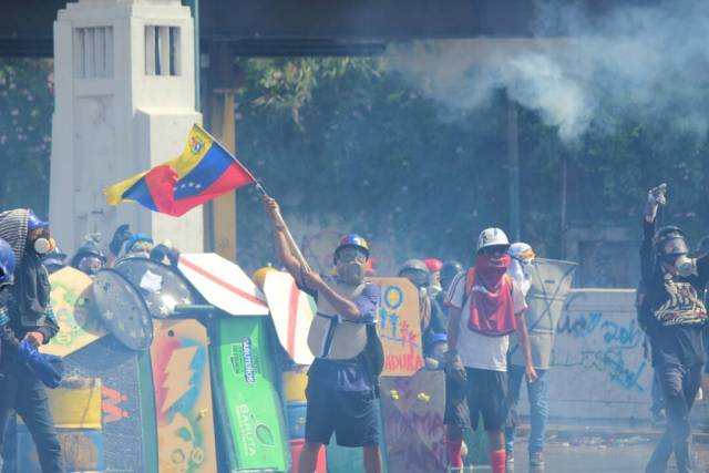 ¿El Honor no se divisa? GN ataca con lacrimógenas desde arriba a manifestantes en El Rosal. Foto: Régulo Gómez/ LaPatilla.com