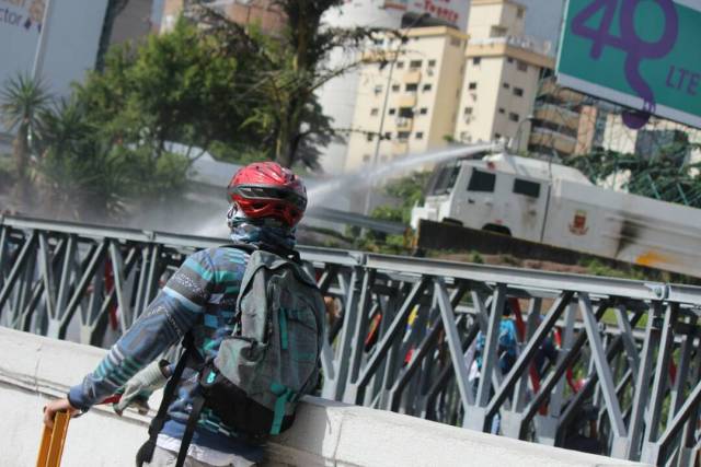 ¿El Honor no se divisa? GN ataca con lacrimógenas desde arriba a manifestantes en El Rosal. Foto: Régulo Gómez/ LaPatilla.com
