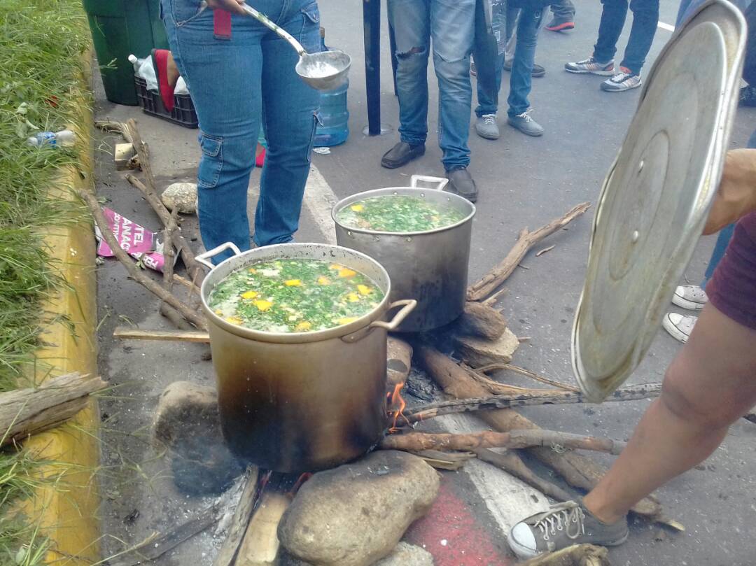 Se plantaron y almorzaron… el sancocho de la Fajardo (FOTOS)