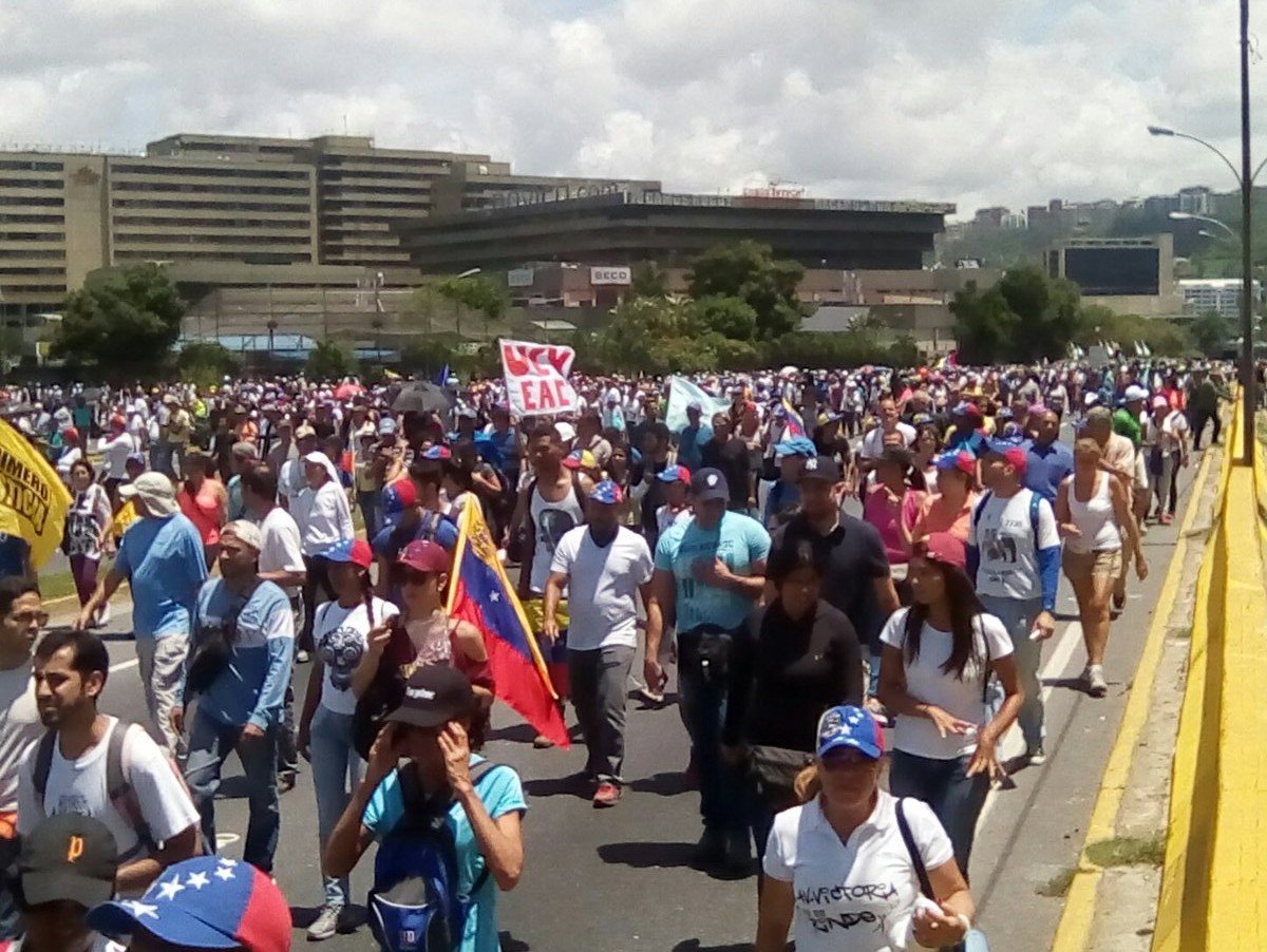 Marchas de Santa Mónica y Santa Fe llegaron a la autopista Francisco Fajardo #20May