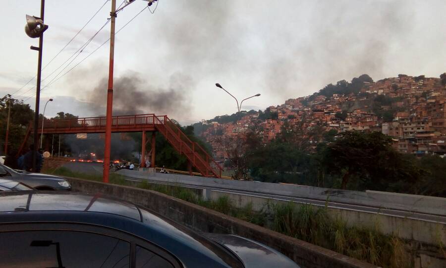 Manifestantes en Terrazas del Ávila trancan la vía con barricadas