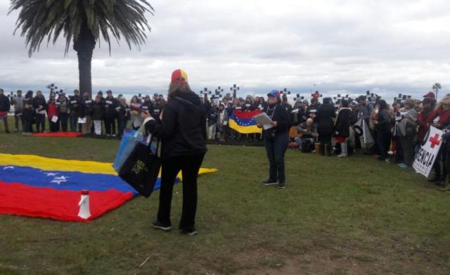 Venezolanos protestaron con cruces y máscaras antigás (Foto El País de Uruguay)