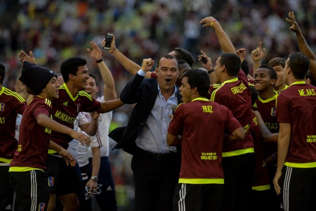 Rafael Dudamel (C), entrenador de la selección venezolana Sub-20, subcampeón de la Copa Mundial Sub-20 en Corea del Sur, y los jugadores celebran y reconocen a los aficionados en el Estadio Olímpico de la Universidad Central de Venezuela Para dar la bienvenida al equipo, en Caracas, el 13 de junio de 2017. / AFP PHOTO / Federico PARRA