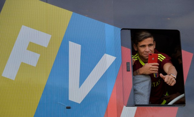 El jugador venezolano de la selección sub-20 Yeferson Soteldo, subcampeón de la Copa Mundial Sub-20 en Corea del Sur, mira a los aficionados a través de la ventana del autobús durante una caravana en ruta para una ceremonia de bienvenida en el Estadio Olímpico de la Universidad Central de Venezuela, En Caracas, el 13 de junio de 2017. / AFP PHOTO / LUIS ROBAYO