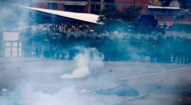 Los efectivos reprimieron la manifestación que iba al CNE (Foto: Tal Cual)