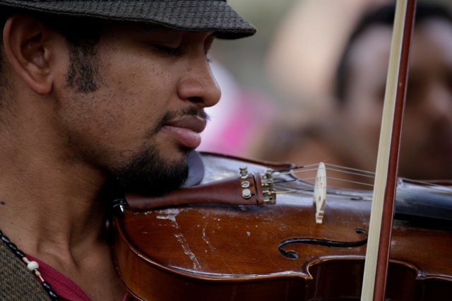 Venezuelan violinist Wuilly Arteaga plays during a gathering against Venezuela's President Nicolas Maduro's government in Caracas, Venezuela June 4, 2017. REUTERS/Marco Bello