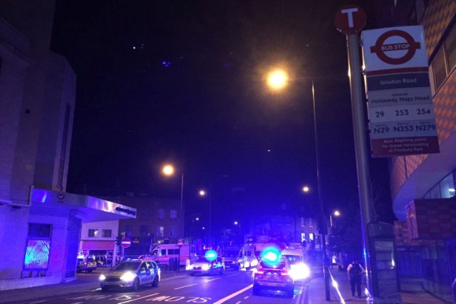 Foto del lunes de vehículos policiales cerca de Finsbury Park, en Londres, donde se reportó un vehículo atropellando transeúntes.  Jun 19, 2017.  La policía británica dijo que respondió a reportes de un incidente en el que un vehículo estaba atropellando transeúntes en Londres, y destacó que el hecho dejó varias víctimas. REUTERS/Ritvik Carvalho