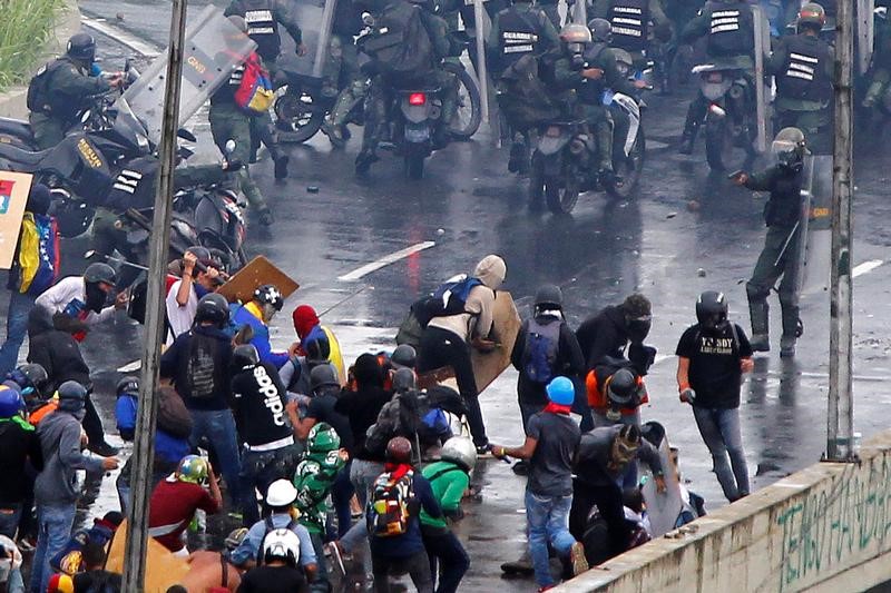 LAS FOTOS: El GNB disparando contra la cercana multitud