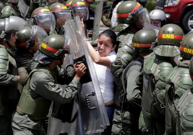 Foto de archivo: La diputada Gaby Arellano se enfrenta con guardias nacionales durante una manifestación contra el Gobierno de presidente Nicolás Maduro en Caracas, Venezuela, 1 de abril de 2017 REUTERS/Marco Bello/File Photo