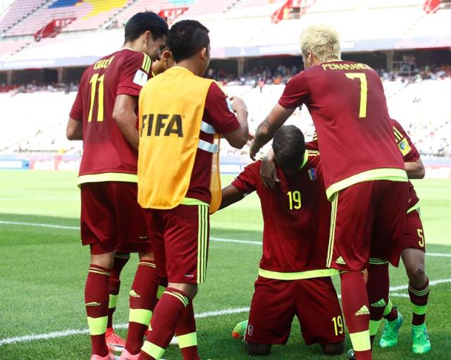 Sergio Cordova of Venezuela celebrates with his teammates after scoring during the quarterfinals match of the FIFA U-20 World Cup 2017 between the USA and Venezuela, in Jeonju World Cup Stadium, South Korea, 04 June 2017. (Córdoba, Mundial de Fútbol, Corea del Sur, Estados Unidos) EFE/EPA/KIM HEE-CHUL