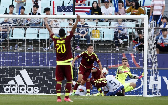 KHC01. Joenju (Korea, Republic Of), 04/06/2017.- Nahuel Ferraresi (L-2) of Venezuela celebrates after scoring during the quarterfinals match of the FIFA U-20 World Cup 2017 between the USA and Venezuela in Jeonju World Cup Stadium, South Korea, 04 June 2017. Venezuela won 2-1. (Mundial de Fútbol, Corea del Sur, Estados Unidos) EFE/EPA/KIM HEE-CHUL