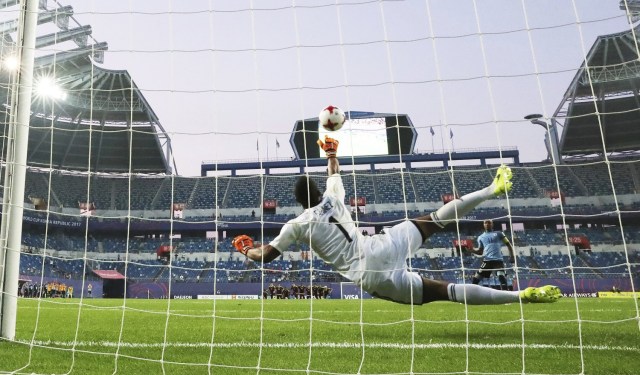 El guardameta venezolano Wuilker Faríñez logra parar el penalti lanzado por Nicolás de la Cruz durante la semifinal del Mundial sub'20 disputada entre Uruguay y Venezuela en el Daejeon World Cup Stadium de Daejeon (Corea del Sur). EFE/Jeon Heon-Kyun