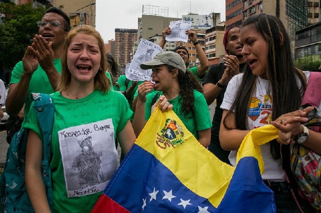 Manifestantes e investigadores coincidieron en el punto donde cayó Lander (Foto: EFE)