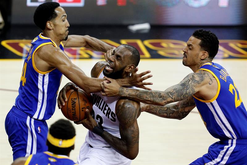 LeBron e Irving mantienen con vida a Cavaliers ante Warriors