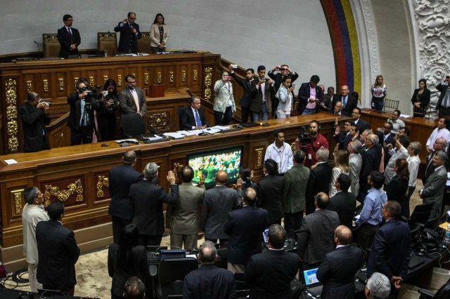 EFE/CRISTIAN HERNÁNDEZ[/caption]

 

La Asamblea Nacional suspendió la sesión de este martes 20 de junio sobre la Complicidad y conspiración de la dictadura para acabar con la República.

En la propuesta de Orden del Día, los parlamentarios tratarían como único punto: Debate sobre la conspiración de altos funcionarios del régimen de Nicolás Maduro Moros para destruir la Constitución y la forma republicana de la Nación.



<blockquote class=