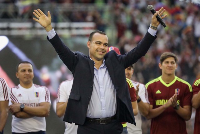 VEN105. CARACAS (VENEZUELA), 13/06/2017.- El director técnico de la selección Sub'20 de Venezuela, Rafael Dudamel, saluda durante un homenaje hoy, martes 13 de junio de 2017, en el estadio Olímpico Universitario en Caracas (Venezuela). Miles de venezolanos homenajearon este martes a los jugadores de la plantilla Sub'20 de su país, que obtuvo el subcampeonato en el Mundial de la categoría que se disputó hasta el pasado 11 de junio en Corea del Sur, con un multitudinario acto en el estadio Olímpico de la Universidad Central de Venezuela (UCV), en Caracas. EFE/Miguel Gutiérrez