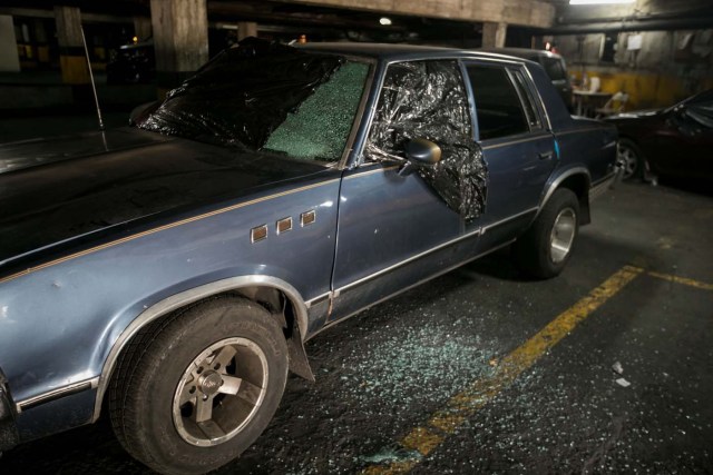 CAR01. CARACAS (VENEZUELA), 14/06/2017.- Vista de un vehículo que sufrió daños mientras se encontraba estacionado en las residencias Los Verdes ubicadas en el oeste de Caracas (Venezuela) hoy, miércoles 14 de junio de 2017. El oeste de Caracas fue sacudido anoche por la policía militarizada en un operativo que terminó, según el Gobierno venezolano, con la detención de 23 "terroristas" mientras que opositores aseguran hoy que se trató de una acción "terrible" en la que funcionarios causaron destrozos materiales y dispararon a mascotas. EFE/Miguel Gutiérrez