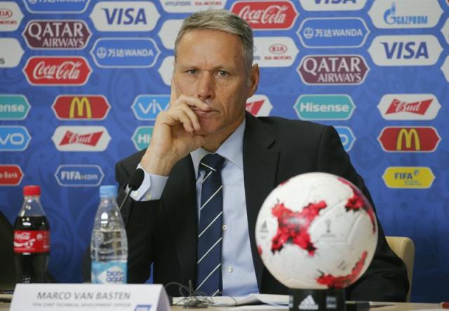 El jefe de desarrollo técnico de la FIFA, Marco Van Basten (Foto: EFE)