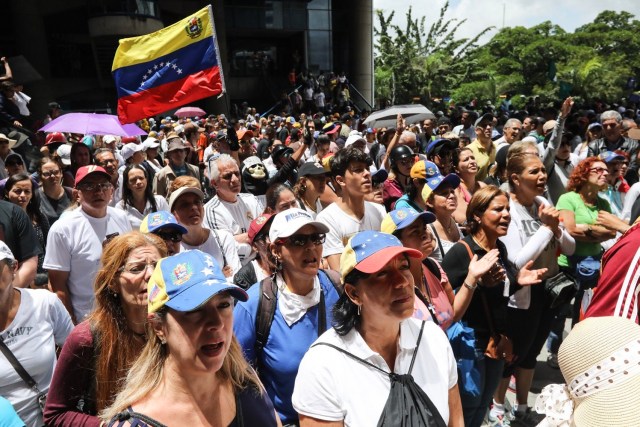 CAR05. CARACAS (VENEZUELA), 19/04/2017.- Cientos de venezolanos opositores participan en una manifestación hoy, lunes 19 de junio de 2017, en Caracas (Venezuela). La oposición venezolana marcha hoy desde más de 30 puntos de Caracas hasta la sede del Consejo Nacional Electoral (CNE), en el centro de la ciudad, pese a varias restricciones en el transporte público y los puntos de control desplegados por las autoridades. EFE/Miguel Gutiérrez