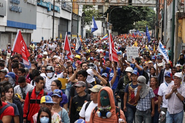 CAR05. CARACAS (VENEZUELA), 19/04/2017.- Cientos de venezolanos opositores participan en una manifestación hoy, lunes 19 de junio de 2017, en Caracas (Venezuela). La oposición venezolana marcha hoy desde más de 30 puntos de Caracas hasta la sede del Consejo Nacional Electoral (CNE), en el centro de la ciudad, pese a varias restricciones en el transporte público y los puntos de control desplegados por las autoridades. EFE/Miguel Gutiérrez