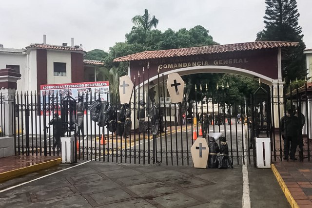 CAR02. CARACAS (VENEZUELA), 20/06/2017.- Fotografía cedida por prensa de "PJ Diputados" (Primero Justicia) donde se observa a un grupo de diputados que participan en una manifestación hoy, martes 20 de junio de 2017, en Caracas (Venezuela). Un grupo de diputados opositores venezolanos acudió hoy hasta la comandancia de la Guardia Nacional, el cuerpo militar encargado del orden público, para exigir "justicia" por la muerte del joven de 17 años causada presuntamente por un disparo de un efectivo del componente castrense. EFE/Prensa "PJ Diputados"/NO VENTAS/SOLO USO EDITORIAL