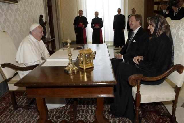 El papa Francisco intercambia regalos con los reyes Guillermo Alejandro y Máxima de Holanda durante una audiencia privada en el Vaticano, hoy, 22 de junio de 2017. EFE/Alessandra Tarantino, pool