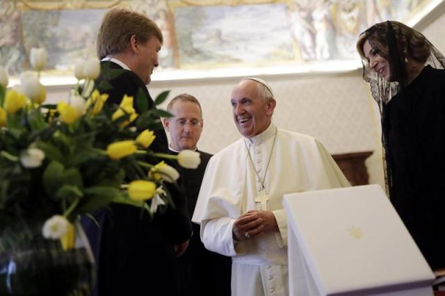 El papa Francisco intercambia regalos con los reyes Guillermo Alejandro y Máxima de Holanda durante una audiencia privada en el Vaticano, hoy, 22 de junio de 2017. EFE/Alessandra Tarantino, pool