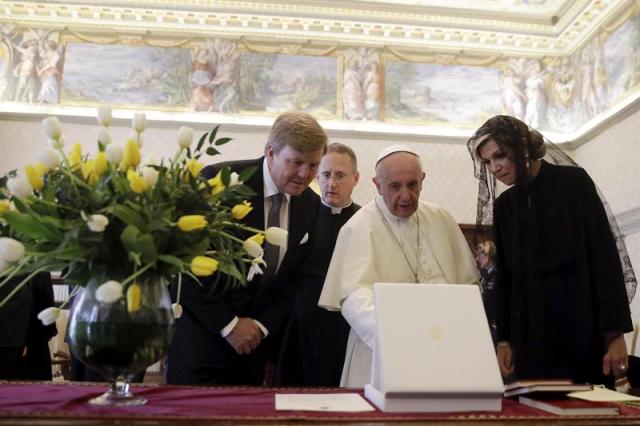 El papa Francisco intercambia regalos con los reyes Guillermo Alejandro y Máxima de Holanda durante una audiencia privada en el Vaticano, hoy, 22 de junio de 2017. EFE/Alessandra Tarantino, pool