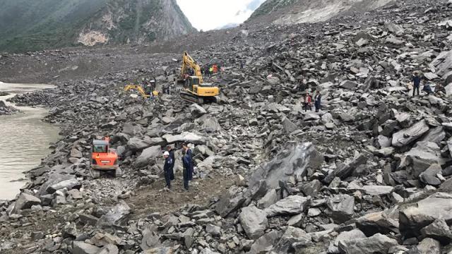 Los rescatistas trabajan en el sitio de un derrumbe masivo donde se calcula que más de 100 aldeanos fueron enterrados en el desastre matinal en el condado de Maoxian, en la provincia suroccidental china de Sichuan, el 24 de junio de 2017. EFE / EPA / ZHENG LEI CHINA OUT