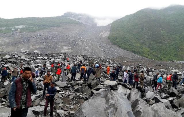 Los rescatistas trabajan en el sitio de un derrumbe masivo donde se calcula que más de 100 aldeanos fueron enterrados en el desastre matinal en el condado de Maoxian, en la provincia suroccidental china de Sichuan, el 24 de junio de 2017. EFE / EPA / ZHENG LEI CHINA OUT