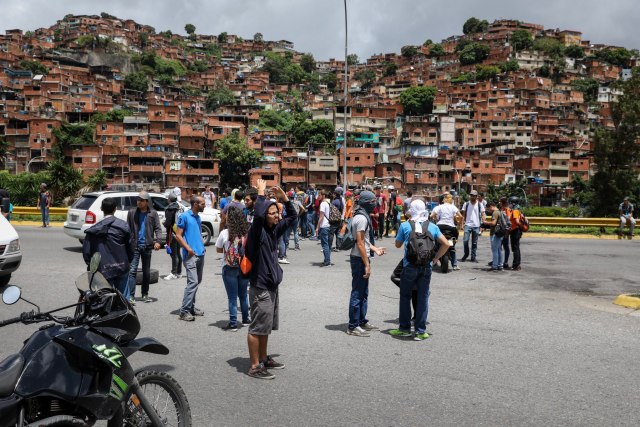 CAR03. CARACAS (VENEZUELA), 26/06/2017.- Manifestantes bloquean una avenida hoy, lunes 26 de junio de 2017, en Caracas (Venezuela). Dirigentes estudiantiles de Venezuela han convocado para hoy con el respaldo de la coalición opositora Mesa de la Unidad Democrática (MUD) un "trancazo nacional" que consiste en cortar varias vías del país para rechazar el eventual cambio de Constitución que promueve el Gobierno de Nicolás Maduro. EFE/Miguel Gutiérrez