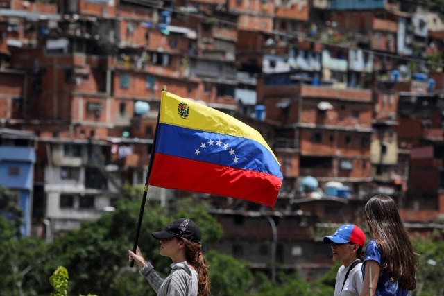 CAR09. CARACAS (VENEZUELA), 26/06/2017.- Manifestantes bloquean una avenida hoy, lunes 26 de junio de 2017, en Caracas (Venezuela). Dirigentes estudiantiles de Venezuela han convocado para hoy con el respaldo de la coalición opositora Mesa de la Unidad Democrática (MUD) un "trancazo nacional" que consiste en cortar varias vías del país para rechazar el eventual cambio de Constitución que promueve el Gobierno de Nicolás Maduro. EFE/Miguel Gutiérrez