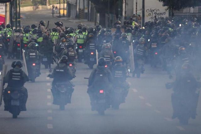 Reporteros gráficos denuncian que los cuerpos de seguridad están cubriendo los rostros de los manifestantes detenidos. Foto: EFE