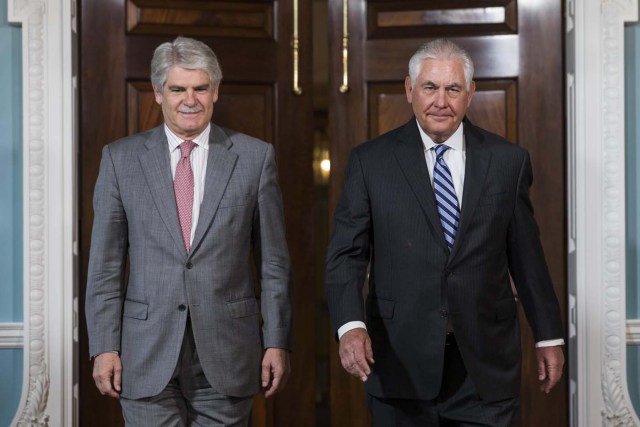 JJL01 WASHINGTON (ESTADOS UNIDOS), 29/06/2017.- El secretario de Estado estadounidense, Rex Tillerson (d), y el ministro español de Exteriores, Alfonso Dastis, durante su reunión en el Departamento de Estado en Washington, Estados Unidos, hoy, 29 de junio de 2017. EFE/JIM LO SCALZO