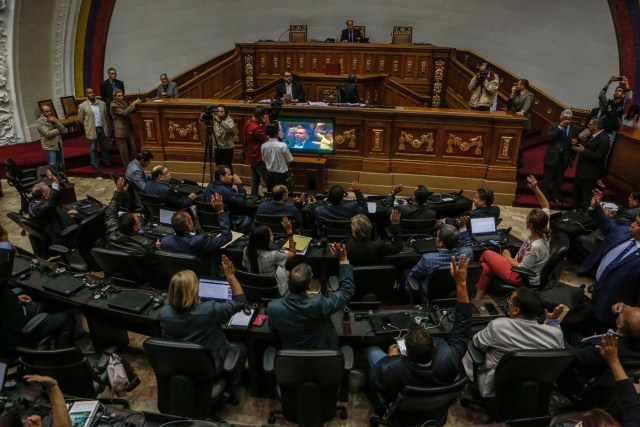 CAR01. CARACAS (VENEZUELA), 06/06/2017.- Vista general de una sesión de la Asamblea Nacional hoy, martes 6 de mayo de 2017, en Caracas (Venezuela). El Parlamento debate sobre actuación del Poder Electoral, frente al eventual cambio de la Constitución impulsado por el Gobierno. EFE/CRISTIAN HERNÁNDEZ