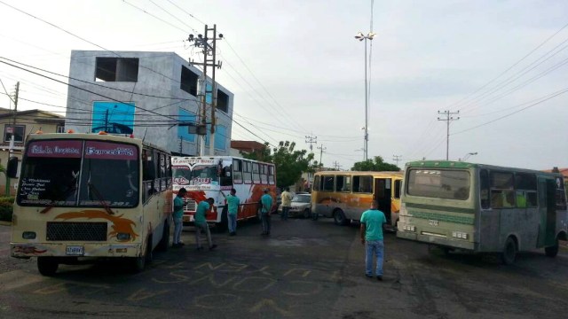 Foto: Transportistas trancan salida de El Ingenio en Barcelona / Cortesía 