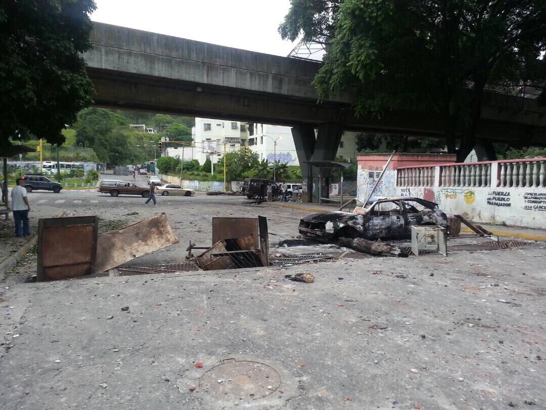 Caricuao amaneció repleto de barricadas #28Jun (Fotos)