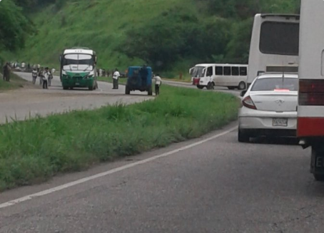 Cierran paso en la autopista Charallave – Ocumare por protesta #8Jun